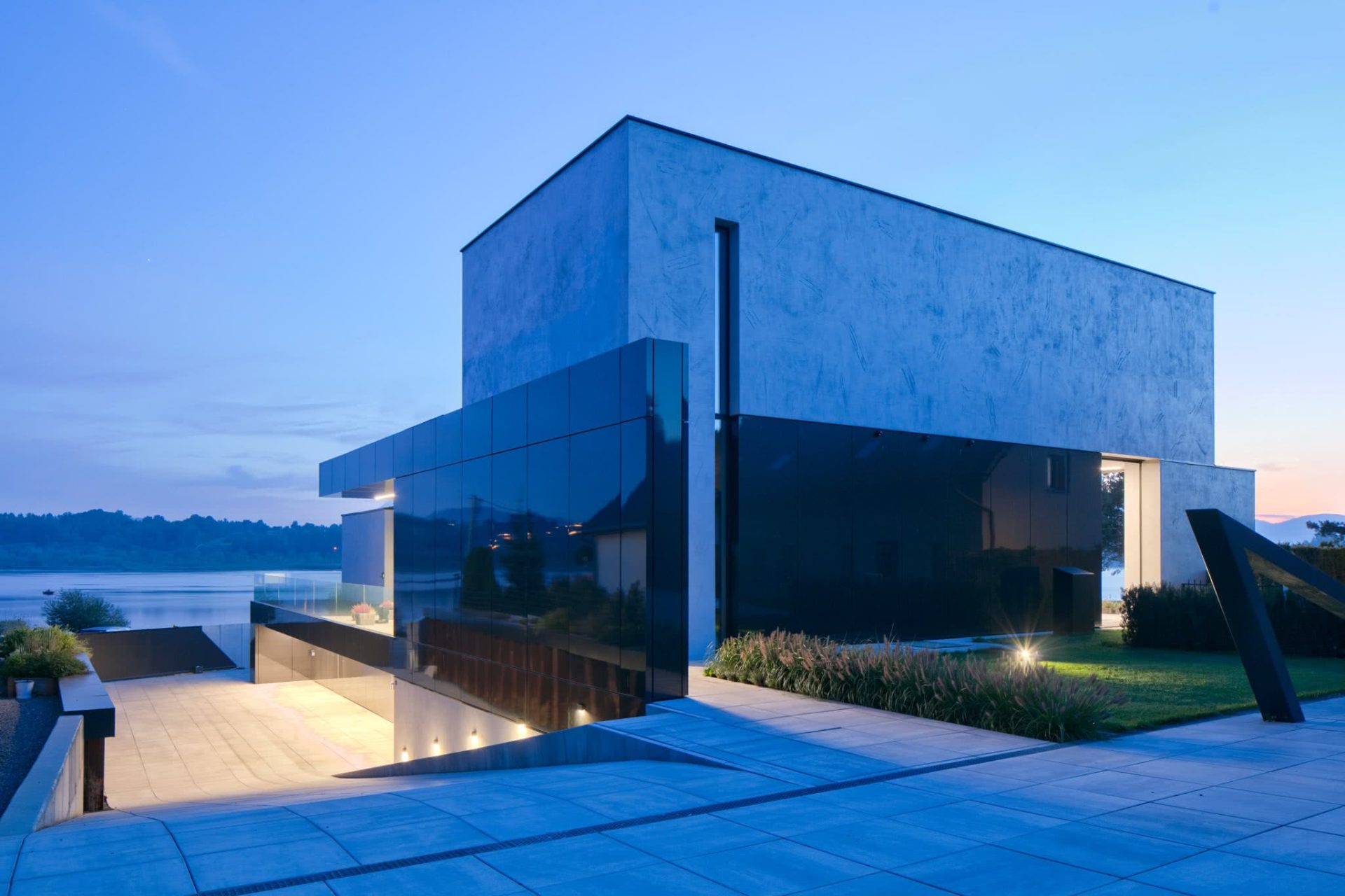 RE: LAKESIDE HOUSE projektu architekta Marcina Tomaszewskiego REFORM Architekt