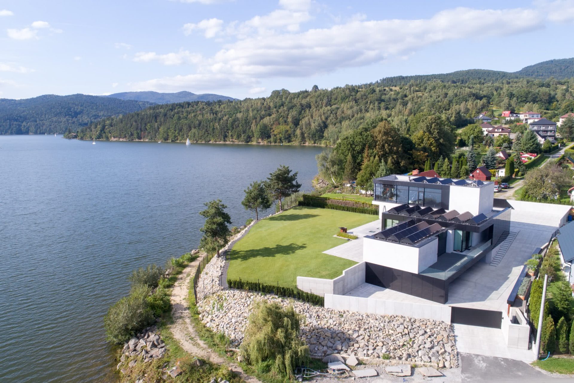 RE: LAKESIDE HOUSE projektu architekta Marcina Tomaszewskiego REFORM Architekt