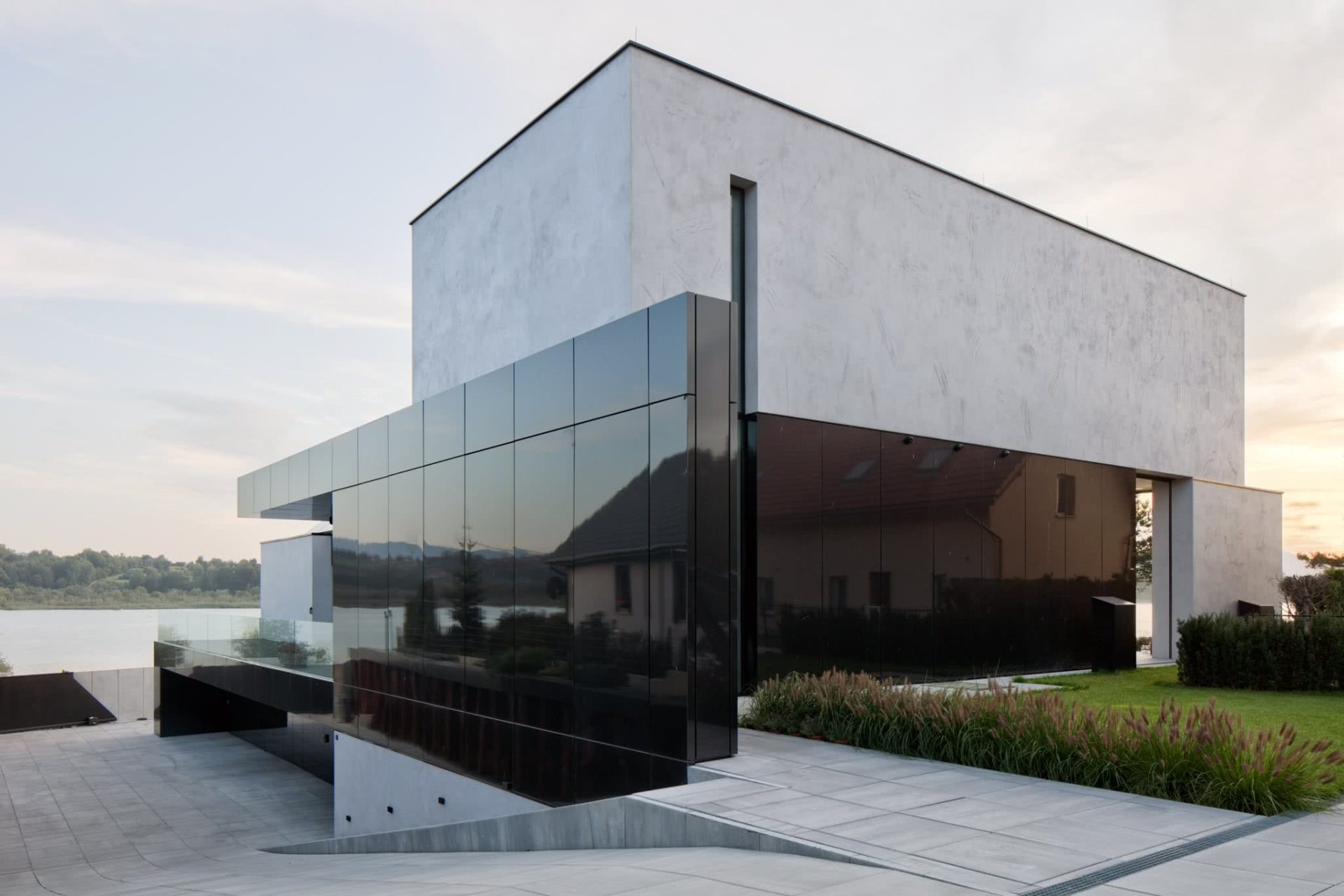 RE: LAKESIDE HOUSE projektu architekta Marcina Tomaszewskiego REFORM Architekt