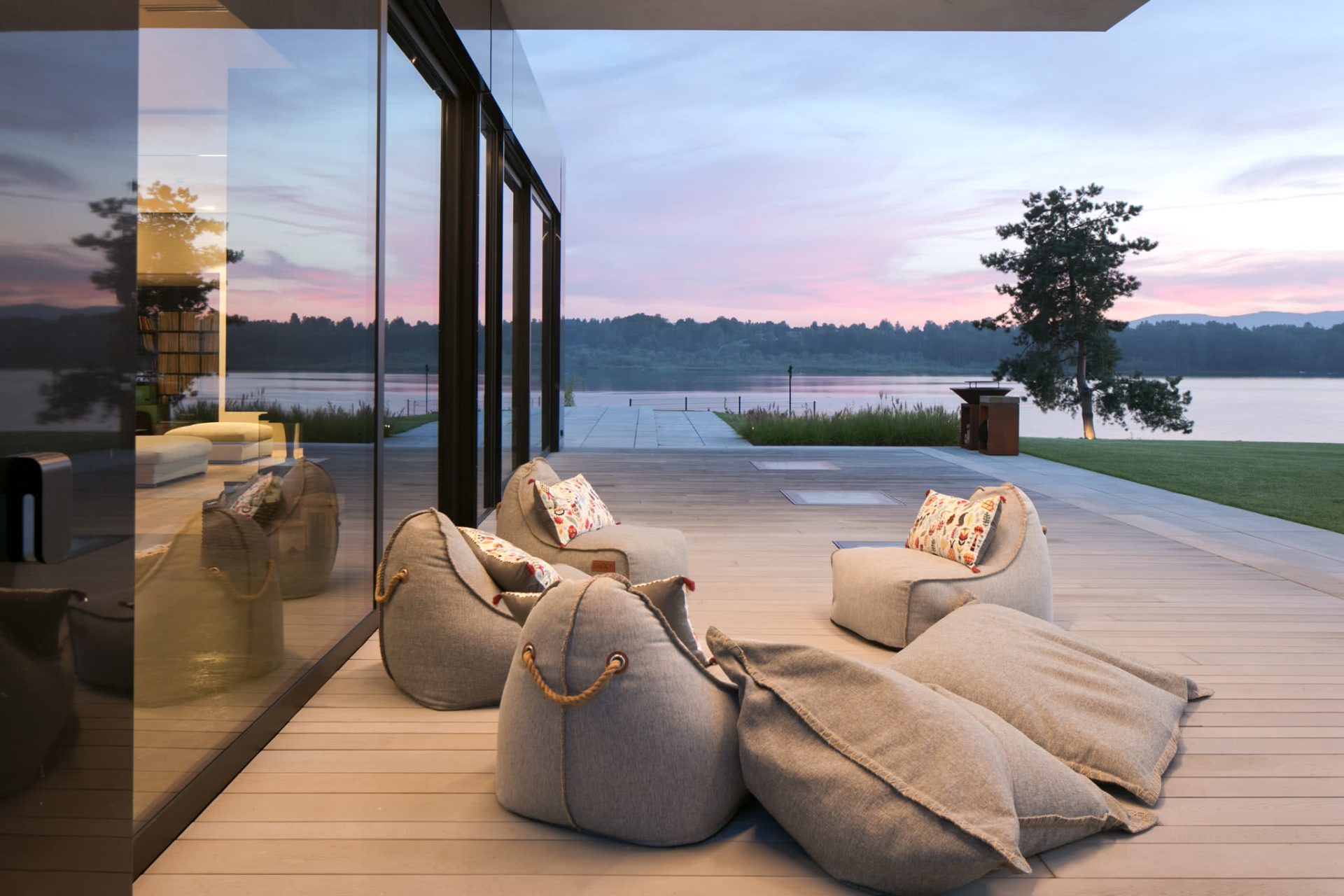 RE: LAKESIDE HOUSE projektu architekta Marcina Tomaszewskiego REFORM Architekt
