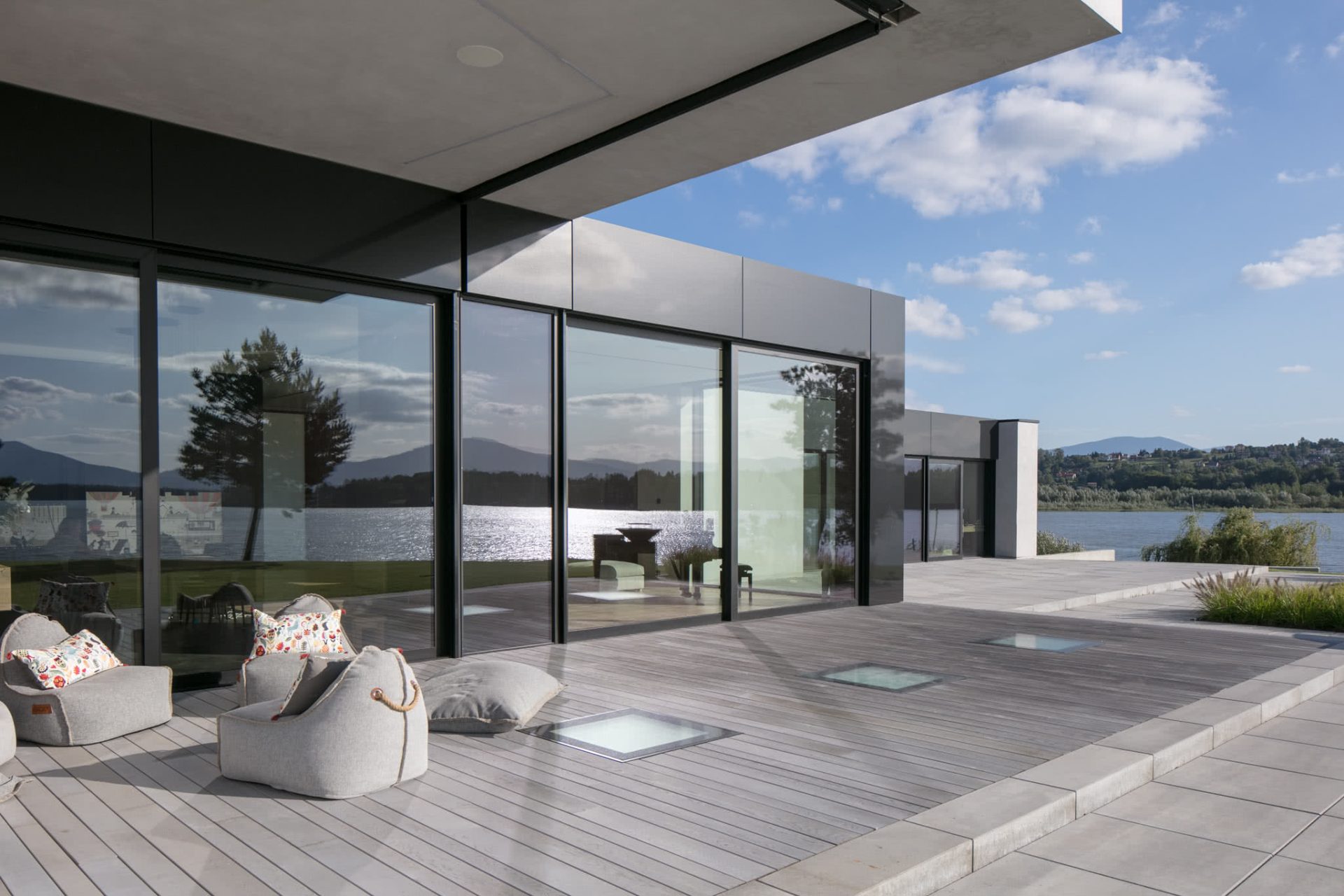 RE: LAKESIDE HOUSE projektu architekta Marcina Tomaszewskiego REFORM Architekt